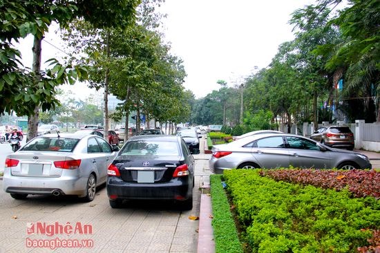 10h sáng ngày 27/2/2017, xe ô tô đỗ dày đặc trên vỉa hè và lòng đường tại cổng các cơ quan trên đường Trường Thi. Ảnh: Mỹ Nga.