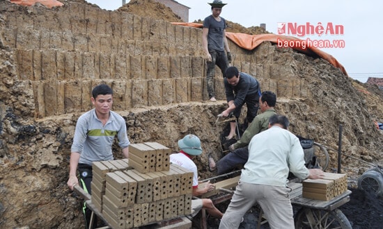 Sản xuất gạch nung là nghề truyền thống người dân xã Nghĩa Thái. Với 10 lò gạch, mỗi năm xã sản xuất hàng chục triệu viên gạch các loại. Cùng với đầu tư chuyển đổi công nghệ sản xuất, hiện tại các cơ sở đang đầu tư để tạo việc làm cho lao động. Bình quân mỗi thợ sản xuất từ 1.000 đến 1.500 viên gạch/ngày, thu nhập từ 200 - 300 ngàn đồng/ngày. Ảnh: Nguyễn Hải