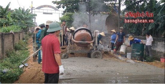 Người dân xóm Tân Thành làm giao thông nông thôn. Đây là một trong những xóm có phòng trào làm đường giao thông tốt nhất xã khi huy động được trên 500 triệu đồng để làm hơn 1 km đường bê tông. Ảnh: Nguyễn Hải