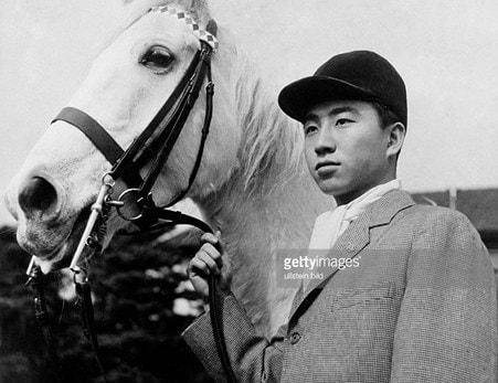 Thái tử Akihito bên chú ngựa của mình, 1955. Ảnh: Gettyimages.com