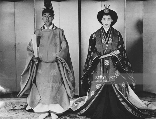 Thái tử Akihito và Công nương Michiko trong nghi lễ đính hôn theo kiểu truyền thống, tháng 4/1959. Ảnh: Gettyimages.com