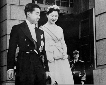 Thái tử Akihito và Công nương Michiko rời cung điện Hoàng gia sau lễ cưới, tháng 4/1959. Ảnh: Gettyimages.com