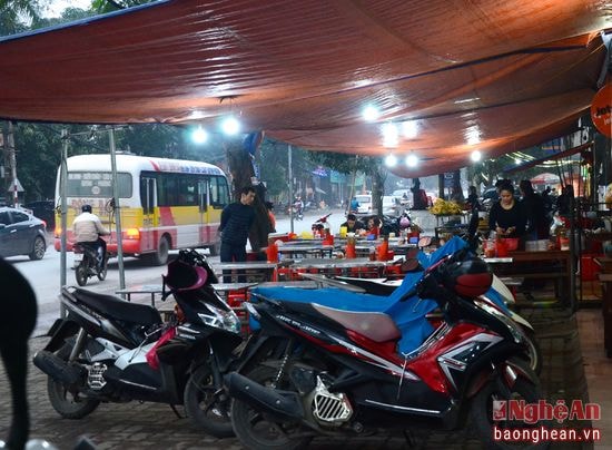 Một số hộ kinh doanh ngang nhiên chiếm vỉa hè làm hàng quán, nbịt kín mọi lối đi dành cho người đi bộ trên đường Nguyễn Sỹ Sách, ngày 1/3/2017. Ảnh: Mỹ Nga