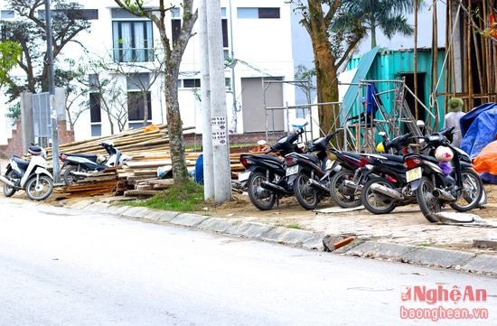 Trên đường Nguyễn Đình Chiểu, nhiều hộ gia đình sử dụng vỉa hè làm nơi để vật liệu xây dựng. Ảnh:Mỹ Nga.