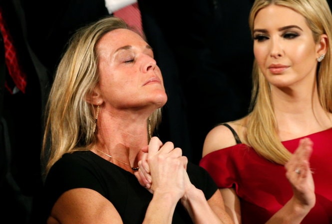 Bà Carryn Owens, một nữ khách mời phấn khích tán thưởng bài phát biểu, bên cạnh cô Ivanka Trump (phải), con gái của Tổng thống Trump - Ảnh: Reuters