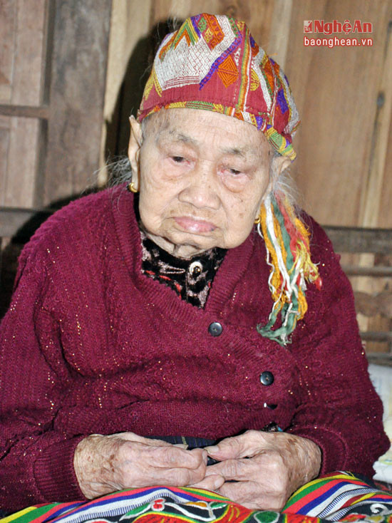 Đã 115 tuổi nhưng cụ Lô Thị Hòa còn khá minh mẫn, vẫn nhớ được nhiều chuyện diễn ra trong cuộc đời. Ảnh: Công Kiên