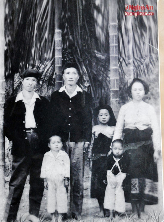Bức ảnh chụp vợ chồng cụ Lô Thị Hòa cùng 3 người con và người cháu họ từ năm 1952. Đã 65 năm trôi qua nhưng gương mặt vẫn còn khá rõ (ảnh gia đình cung cấp).