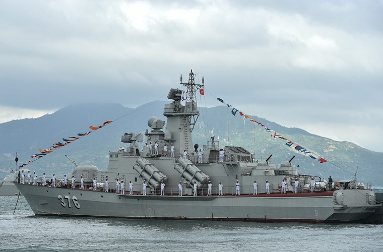 Đáng chú ý, trong 8 tàu Molniya mà Việt Nam sở hữu thì có tới 6 chiếc được đóng tại nước ta với sự chuyển giao công nghệ từ Nga. Tương lai gần, Việt Nam có thể hợp tác với Nga để tiếp tục nâng cấp vũ khí Molniya với các tên lửa hành trình BrahMos hoặc Yakhont. Nguồn ảnh: VGP