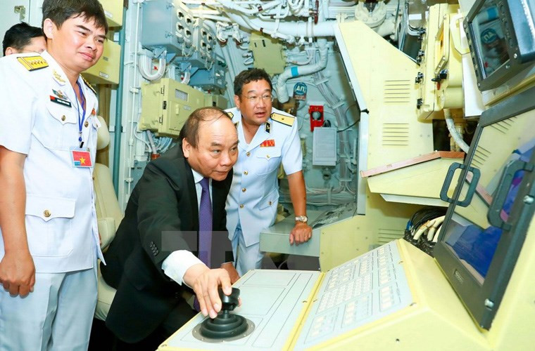 Trong ảnh, Thủ tướng Nguyễn Xuân Phúc thăm bên trong tàu ngầm Kilo 636. Có thể thấy, hệ thống điều khiển trong Kilo 636 được Nga chế tạo với cấp độ rất hiện đại, hệ thống hiển thị trực quan, sinh động tạo điều kiện thuận lợi cho đội ngũ thủy thủ đoàn tác chiến. Nguồn ảnh: Vietnamplus