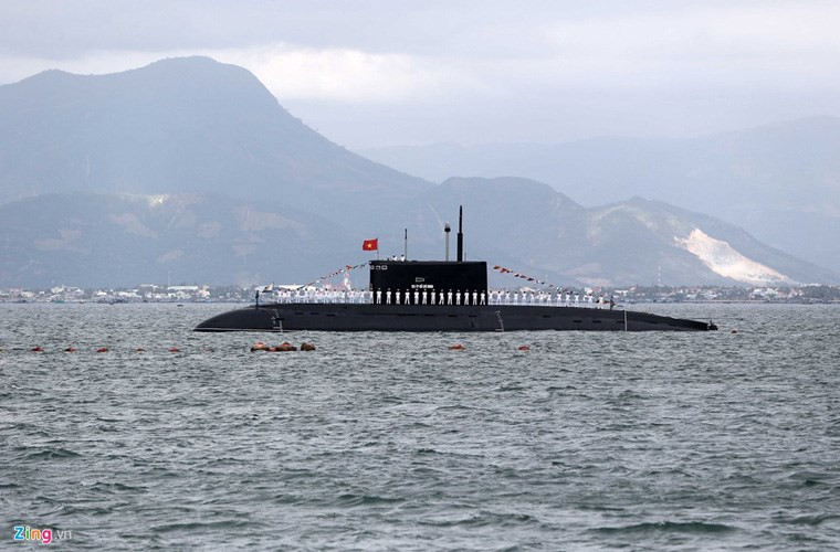 Tàu ngầm Kilo 636 có lượng giãn nước khi nổi là 3.000 tấn, khi lặn là 4.000 tấn, dài 74m, có thể lặn sâu 300m. Ưu điểm nổi bật nhất tàu ngầm là trang bị ngói chống dội âm đặc biệt cho phép nó gần như “tàng hình” dưới mặt nước trước các hệ thống sonar của đối phương. Năng lực của Kilo đã được Mỹ, NATO thừa nhận và thậm chí đặt biệt danh là “hố đen” nhằm miêu tả khả năng độc đáo của nó. Nguồn ảnh: Zing