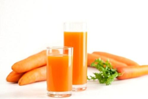 Cà rốt: Cà rốt chứa beta-carotene và carotenoid, trực tiếp bảo vệ cơ thể chống lại việc hấp thụ chất gây ung thư. Bạn có thể ăn sống, nấu chín, hay làm sa lát. 