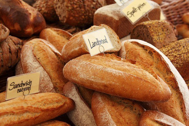 Bánh mì nâu (bánh mì làm từ lúa mỳ nguyên vỏ):Loại thực phẩm này chứa nhiều vitamin B6. Vitamin này rất cần thiết để điều chỉnh hệ thống miễn dịch của cơ thể, duy trì sự trao đổi chất và tăng cường sức khỏe của hệ thần kinh.
