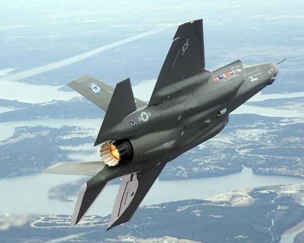 F-35 Lightning II là chiến đấu cơ thế hệ 5 thứ hai của Mỹ, được dùng để thay thế tiêm kích F-16. Tổng số lượng F-35 dự tính được sản xuất khoảng 2.500 chiếc.