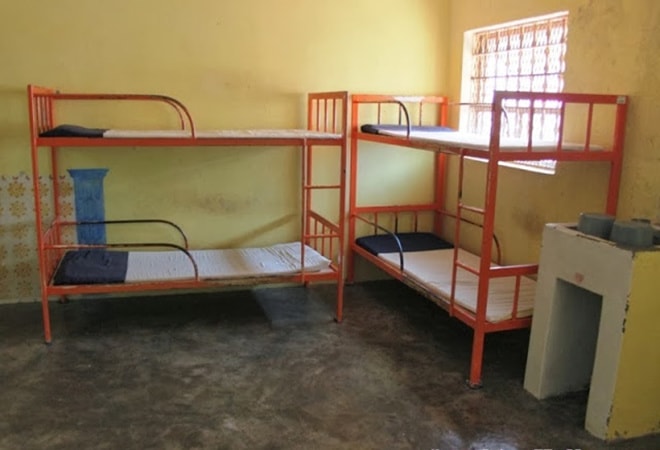Trong hình là một phòng giam trong nhà tù Kajang cho 6 tù nhân, với các trang thiết bị cơ bản gồm 3 giường tầng, một bồn rửa mặt và một nhà vệ sinh. Mỗi tù nhân có dép riêng và được quản lý bằng số thay vì tên. Ảnh: Sunshine Kelly