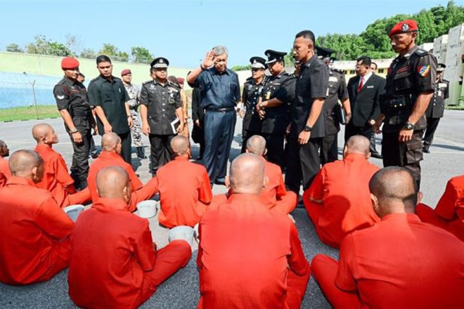 Bộ trưởng Nội vụ Malaysia Ahmad Zahid Hamidi trong một chuyến thăm nhà tù Kajang năm ngoái. Khác với những hình dung quen thuộc của mọi người, nhà tù Kajang không cải tạo tù nhân thông qua các hình phạt mà bằng giáo dục.Ảnh: The Star