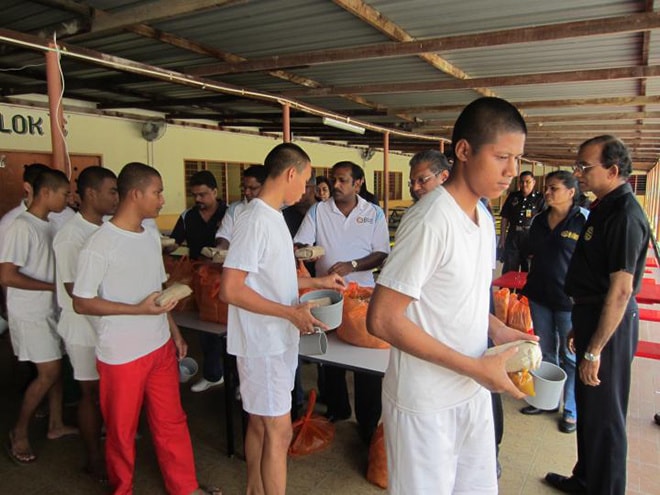 Các tù nhân vị thành niên nhận đồ ăn trong một bữa trưa từ thiện ở nhà tù. Ảnh: Rotary Club of Bandar Sunway