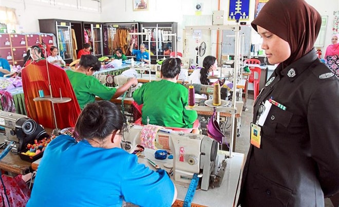 Là nhà tù nữ lớn nhất nước, Kajang còn có nhiều lớp dạy kỹ năng như nấu nướng, làm bánh, may mặc, làm đồ thủ công... Các sản phẩm của họ được gắn nhãn 