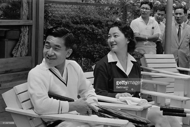 Thái tử Akihito và Công nương Michiko trong buổi ghé thăm một câu lạc bộ tennis, tháng 6/1959. Ảnh: Gettyimages.com