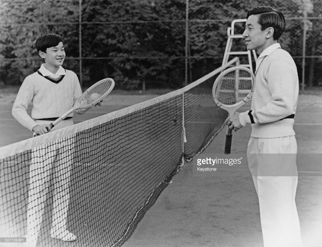 Thái tử Akihito cùng con trai Naruhito trên sân tennis năm 1973. Ảnh: Gettyimages.com