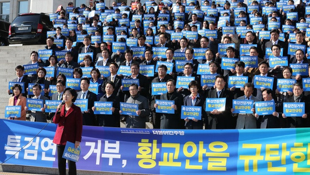 Đảng Dân chủ đối lập Hàn Quốc yêu cầu luận tội quyền Tổng thống Hwang Kyo-ahn. Ảnh Yonhap