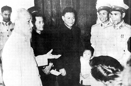 Bác Hồ đến thăm cán bộ, chiến sĩ Cảnh sát nhân dân Hà Nội.
