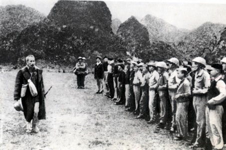 Bác Hồ đến thăm các đơn vị bộ đội tham gia chiến dịch Biên giới. Ảnh: Tư liệu