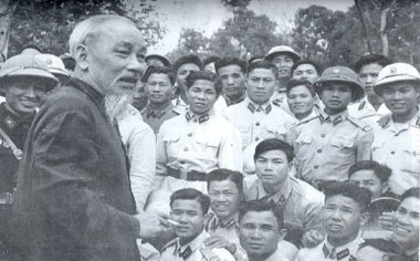 Bác Hồ trò chuyện với cán bộ, chiến sỹ lực lượng vũ trang tỉnh Vĩnh Phúc ngày 2/3/1963.