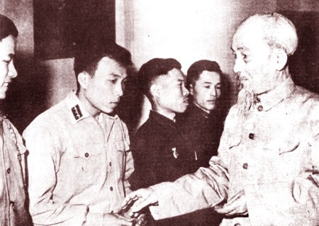 Chủ tịch Hồ Chí Minh tặng Huy hiệu của Người cho những cán bộ, chiến sĩ Trung đoàn 600 CANDVT đạt nhiều thành tích trong công tác bảo vệ.