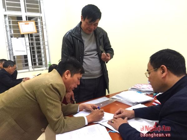 Đội Thuế liên phường, xã Nghi Phú hướng dẫn người dân nộp thuế đất phi nông nghiệp.