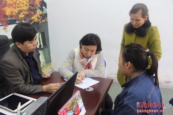 Người dân ký cam kết với công ty du học.