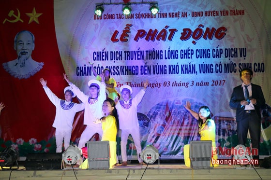 Tiết mục văn nghề chào mừng của đội tuyên truyền đến từ Trung tâm dân số huyện Yên Thành