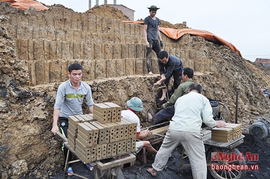 Sản xuất gạch nung ở xã Nghĩa Thái (Tân Kỳ).  
