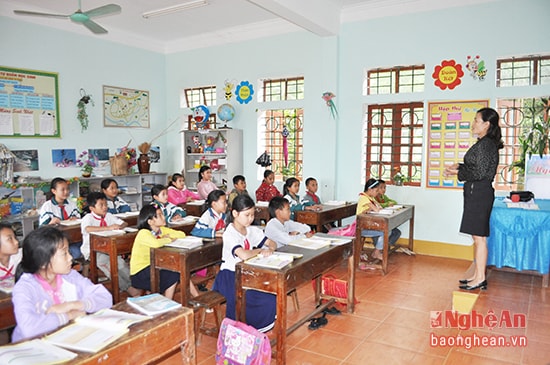 Giờ học của cô và trò Trường Tiểu học xã Nghĩa Thái (Tân Kỳ). Ảnh: Nguyễn Hải