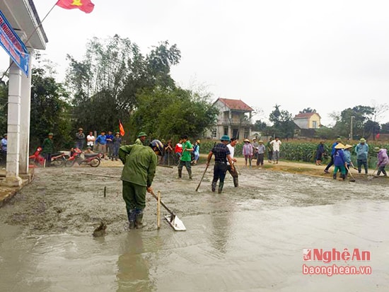 Sân bóng chuyền ở xóm 7, xã Hưng Nhân được xây dựng từ nguồn kinh phí hỗ trợ của Huyện đoàn Hưng Nguyên .Ảnh: K.L