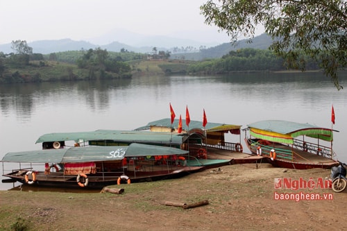 Vắng khách, những con thuyền buông neo chờ đợi. Ảnh: Huy Thư