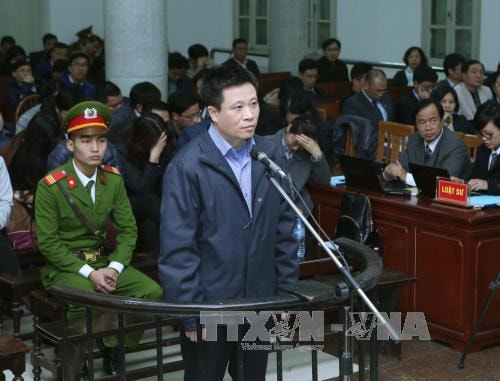 Bị cáo Hà Văn Thắm trước vành móng ngựa. Ảnh: Phạm Kiên/TTXVN