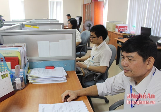 Cán bộ Cục Thuế Nghệ An được giao chỉ tiêu thu nợ thuế ngay từ đầu năm. Ảnh Trân Châu