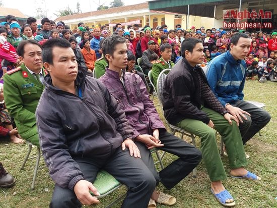 Các đối tượng trong vụ án tàng trữ, mua bán trái phép chất ma túy trong buổi xét xử lưu động với đông đảo bà con tham dự.