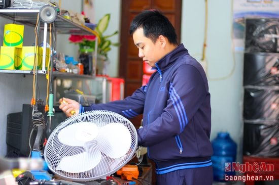 Vốn có đam mê, anh Hiếu mở một cửa hàng chuyên sửa chữa đồ điện tử, điện dân dụng. Ảnh: Mỹ Nga.