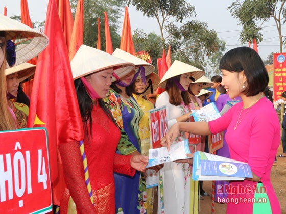 Người dân huyện Yên Thành tìm hiểu về các chính sách dân số