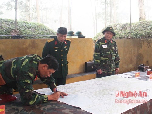 Lãnh đạo chỉ huy Sư đoàn nghe trinh sát báo cáo tình hình địch và xử lý trên bản đồ. Ảnh: Hà Hữu Tân