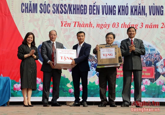 Lãnh đạo tổng cục và ngành dân số tặng quà cho chính quyền xã Lăng Thành - huyện Yên Thành (ảnh: Mỹ Hà)