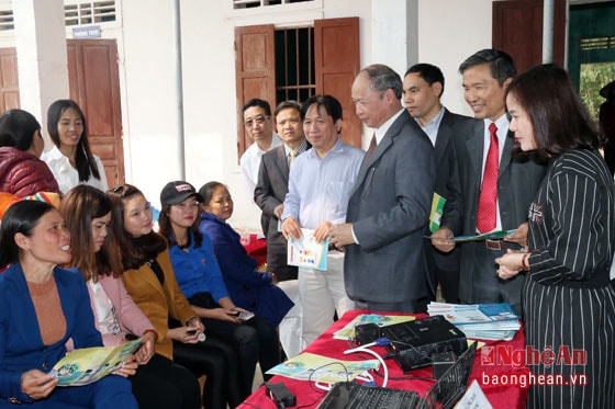 Lãnh đạo Tỏng cục Dân số - KHHGĐ thăm mô hình cung cấp dịch vụ KHHGĐ tại xã Lăng Thành - huyện Yên Thành (ảnh: Mỹ Hà)