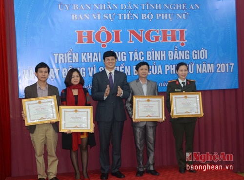 Đồng chí Lê Xuân Đại - UVBTV Tỉnh ủy, Phó Chủ tịch Thường trực UBND tỉnh, Trưởng Ban vì tiến bộ của phụ nữ trao tặng bằng khen của UBND tỉnh cho các tập thể, cá nhân. Ảnh: Thành Chung.
