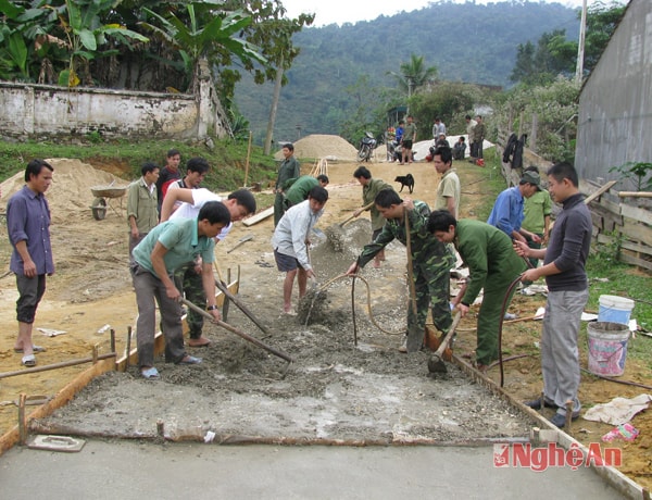 Cán bộ, chiến sỹ Đồn BP Hạnh Dịch giúp dân làm đường giao thông. Ảnh tư liệu