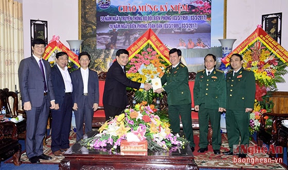 Các đồng chí lãnh đạo tỉnh chúc mừng Ngày truyền thống Bộ đội Biên phòng. Ảnh: Thành Duy.