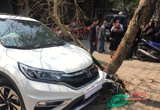 Hiện trường vụ tai nạn chiếc xe 7 chỗ ngồi lao lên vỉa hè sau va chạm với xe trật tự đô thị phường Bến Thủy - Ảnh: Nam Phúc
