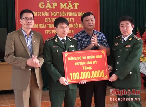 Lãnh đạo huyện Tân Kỳ trao số tiền 100 triệu đồng cho Đồn biên phòng Tam Hợp. Ảnh: Phương Thảo