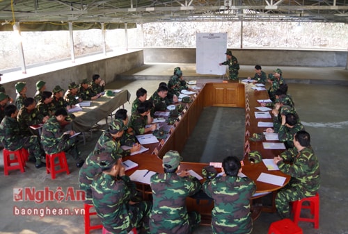 Bộ CHQS Nghệ An phổ biến kế hoạch SSCĐ tại khu sơ tán. Ảnh: Trọng Kiên