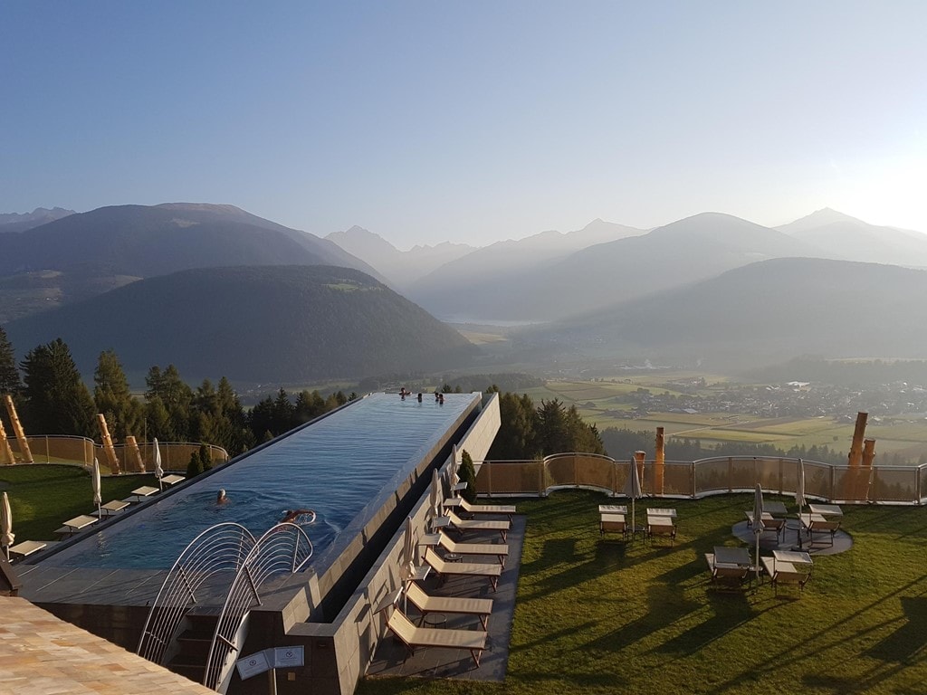 10 bể bơi đẹp nhất thế giới hình ảnh 1 Bể bơi của khách sạn Hubertus, nam Tyrol, Italy nằm ở độ cao 12 m so với mặt đất, mang đến cho du khách tầm nhìn toàn cảnh dãy núi Dolomites và cảnh quan thiên nhiên xung quanh nó. Bể bơi được thiết kế với lớp kính dưới đáy trong suốt, giúp người bơi có cảm giác như đang được bơi lội giữa không trung. Ảnh:Yimg.